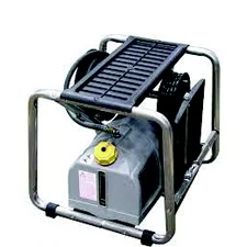 Décolleuse papier peint avec châssis métallique, enrouleur de tuyau et panneau de commande.