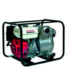 Pompe à eau portable de marque Honda dont le châssis, le moteur et le corps de pompe sont visibles.