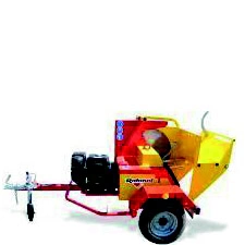 Scie circulaire à bois rouge et jaune avec deux roues et un attelage de remorque, conçu pour broyer les branches et les débris de jardin.